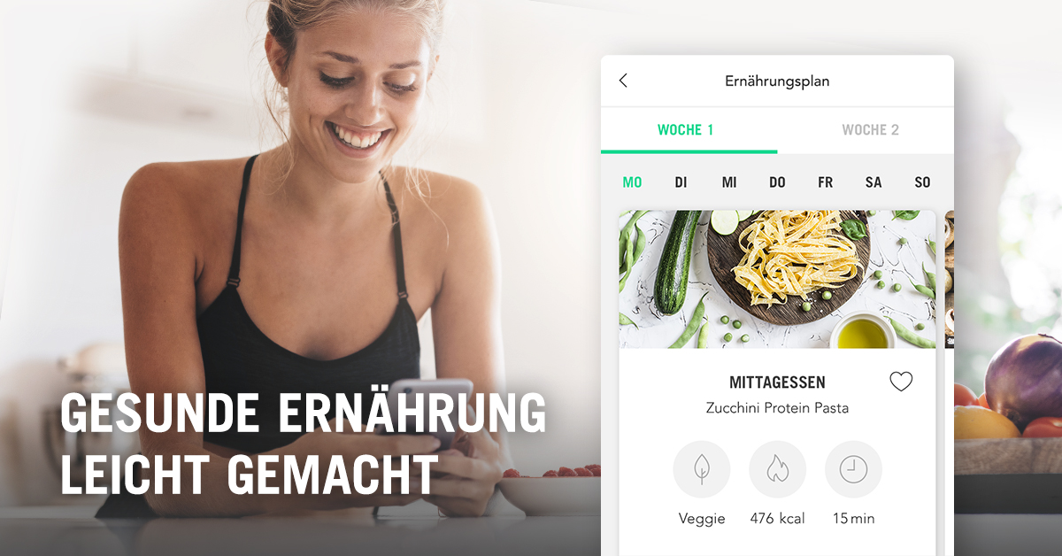 Junge Frau mit Lächeln betrachtet Handy, daneben Ernährungsplan auf hellem Hintergrund